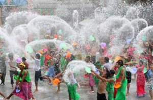 Songkran-Tailandia-empieza-año-batalla-callejera-agua